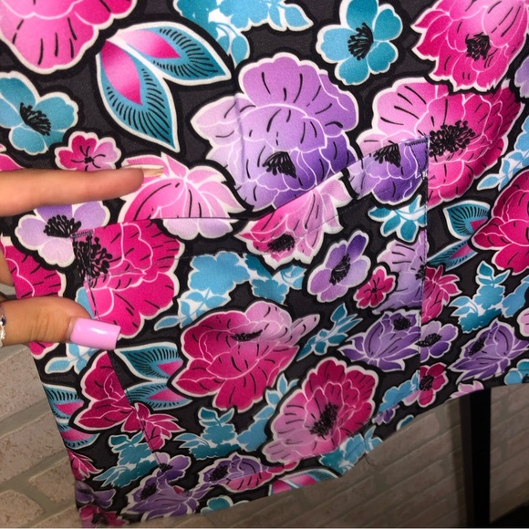 NWT Zavate Ava Therese “Bold Statment” floral print short sleeve scrub top - Picture 9 of 10